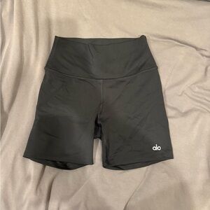 Alo airbrush shorts black